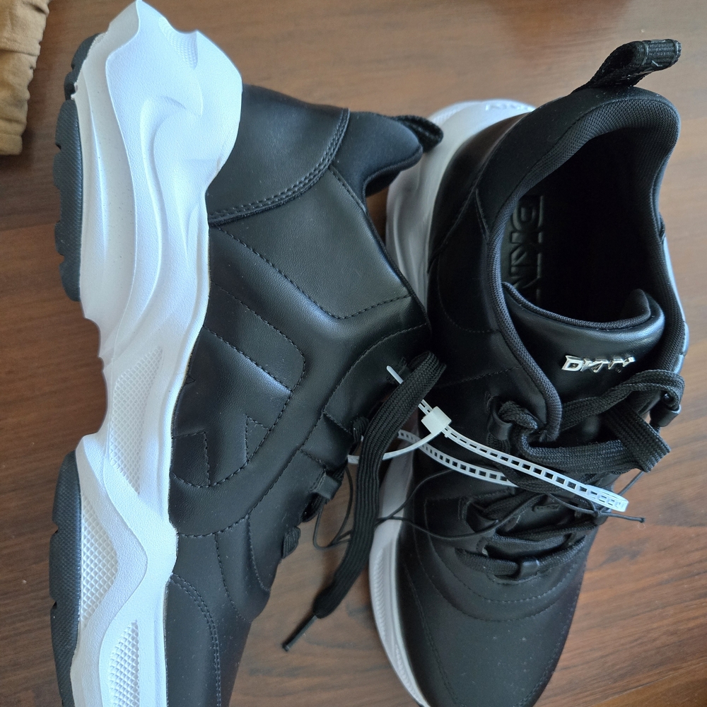 NEW! DKNY Decorah Black &White Sneakers. Size 7.5